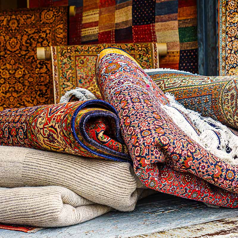 Verschiedene Teppiche liegen aufeinander