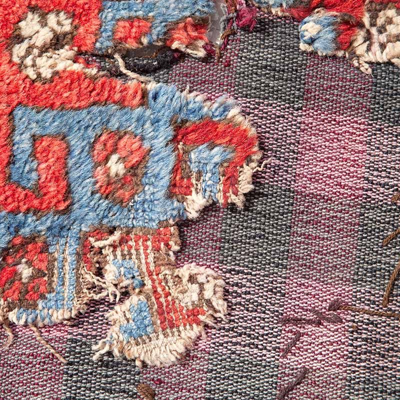 Alter handgemachter Teppich mit Löchern